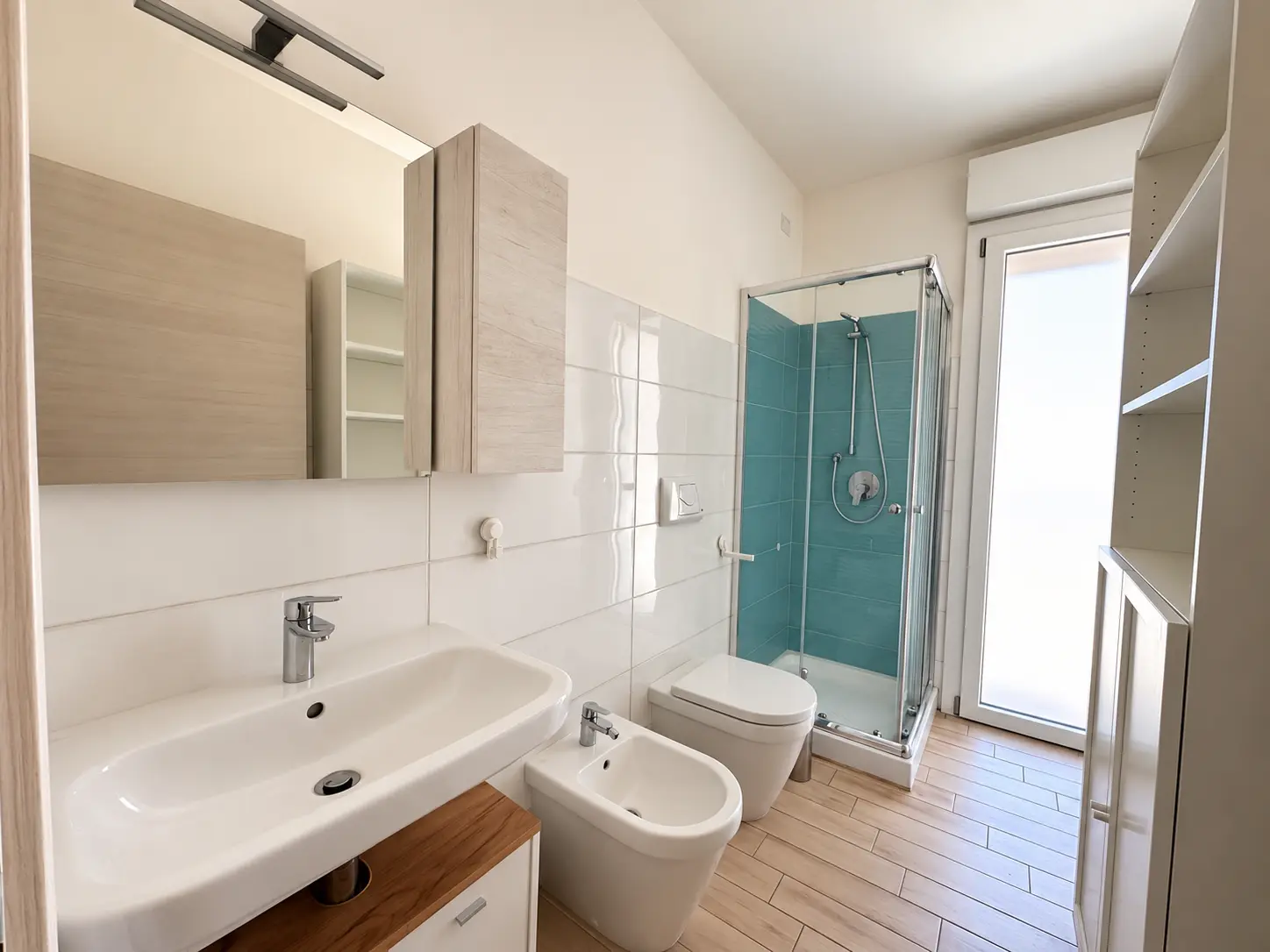Bagno con doccia e piastrelle color turchese